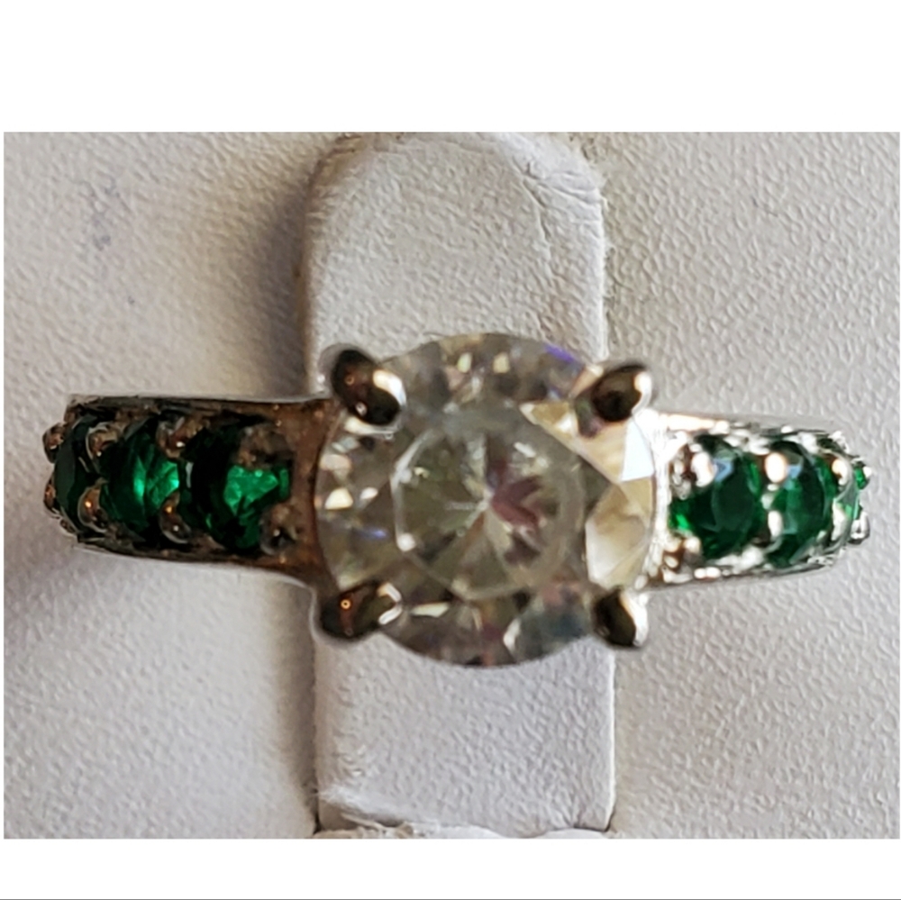 Genuine 1ct Off-white Diamond Ring with Emerald Accents Size 7